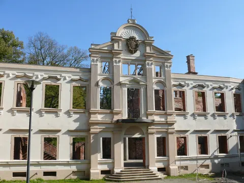 Ruine von Burg und Schloss Hatzfeldt in Żmigród (Trachenberg) — Foto 5