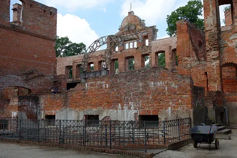 Ruine von Burg und Schloss Hatzfeldt in Żmigród (Trachenberg) — Foto 4