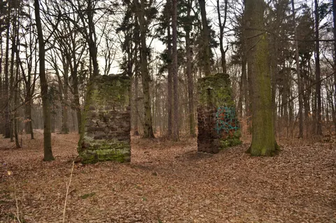 Maltzan-Grab und Schwarzes Tor im Schlosspark Milicz — Foto 2