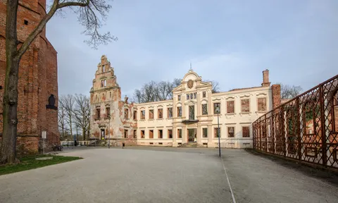 Ruine von Burg und Schloss Hatzfeldt in Żmigród (Trachenberg) — Foto 6